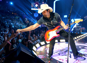 VIDEO: 99 Seconds of Brad Paisley “Ticks” In Tinley Park!