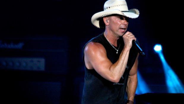 WATCH: Kenny Chesney Tailgates With His Fans In Tampa!