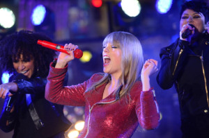 VIDEO: Taylor Swift Introduces Her New Video for “22” On GMA!