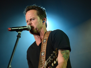 VIDEO: 99 Seconds of Gary Allan “Nothin’ On But The Radio” From Joe’s Bar!