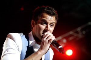 VIDEO: 99 Seconds of Easton Corbin “Roll With It” In Tinley Park!