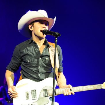 Justin Moore Performs A Bunch Of His Hits Acoustically!