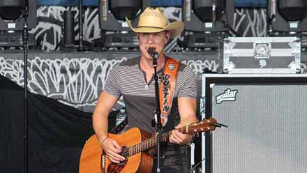 Dustin Lynch Premieres New Video For Where It’s At