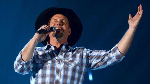 [VIDEO] Garth Brooks Gives It His All For The Last Chicago Show!